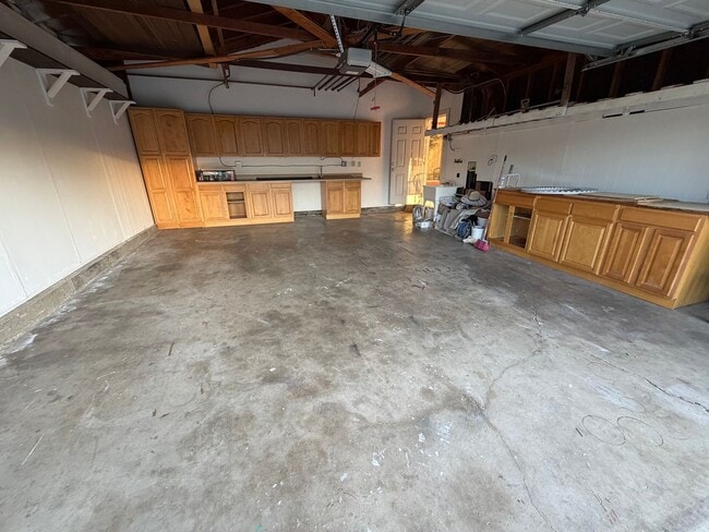 Building Photo - 3 Bedroom 2 Bath Home With Ample Storage