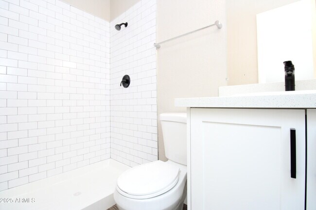 Building Photo - 2807 E Paradise Ln