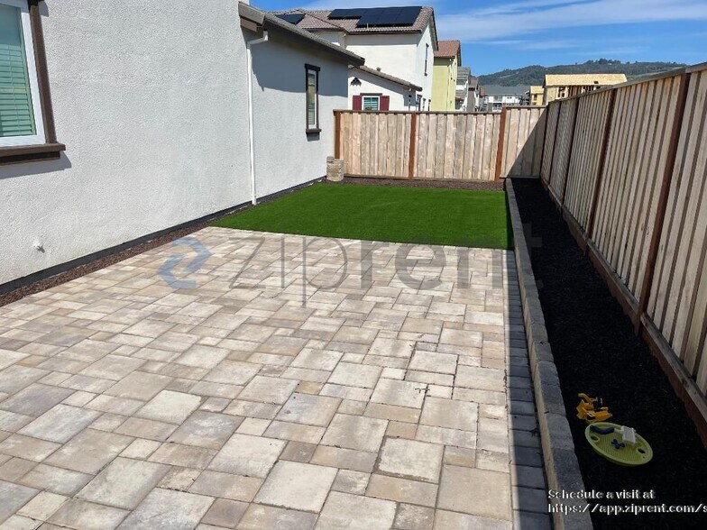 Building Photo - 6100 Oak Leaf Pl