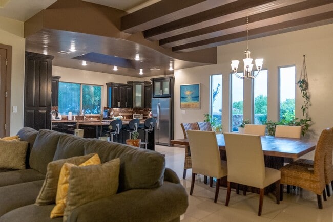 Building Photo - Stunning 4 bedroom, 2,5 bath home in West ...