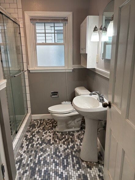 Building Photo - 289 Gunson St