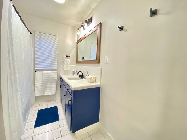 Building Photo - 710 W Palo Verde Dr