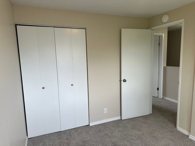 Building Photo - Unique 4 bed 1 1/2 bath duplex in Springfi...