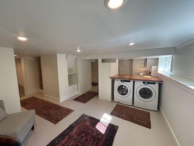 Building Photo - Cozy 2 BR, 1 BA Garden Apartment w/ shared...