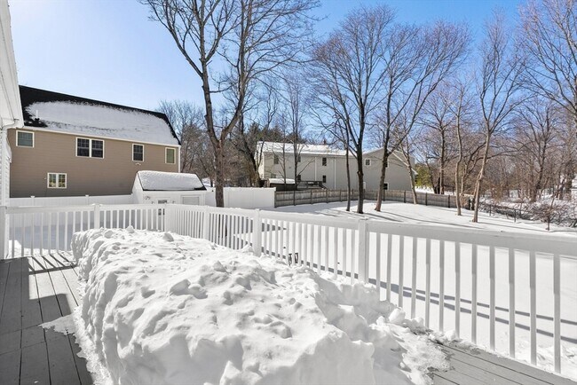 Building Photo - 1104 Pleasant St