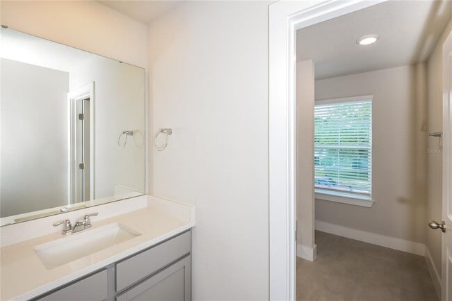 Building Photo - 816 E Voorhis Ave