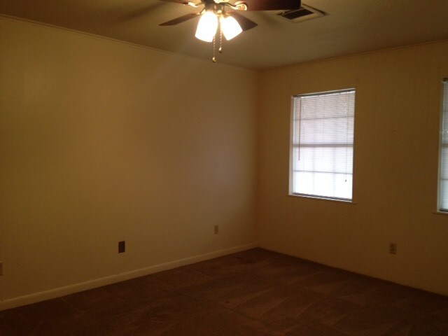 Building Photo - 905 Parkwood Dr