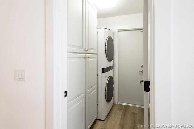 Building Photo - 73 Admirals Ct