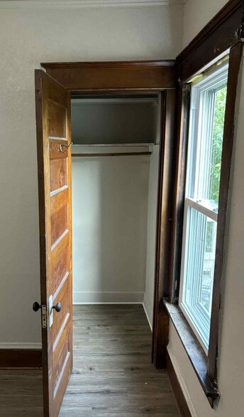 ample storage space throughout apartment - 633 E Burleigh St