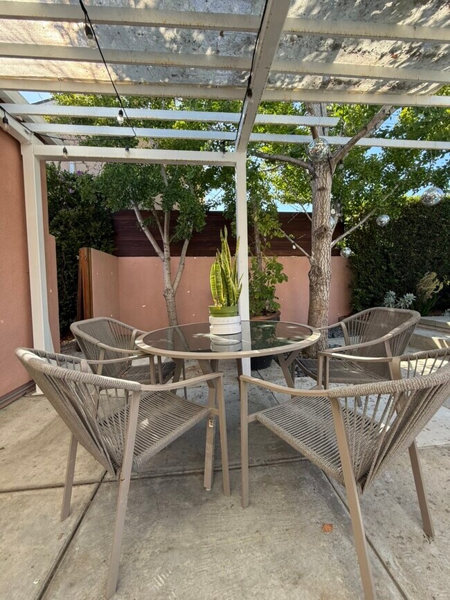 Building Photo - 8507 Croydon Ave