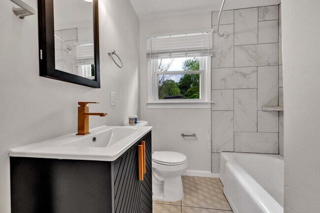 Building Photo - Adorable bungalow
