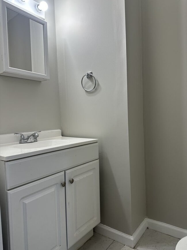 Building Photo - $1700 PER MONTH 3 Bedroom 1.5 Bathroom Hou...