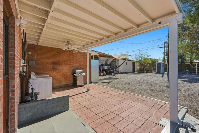 Building Photo - Light-Filled Tucson 2 Bedroom Rental – Move In This November!