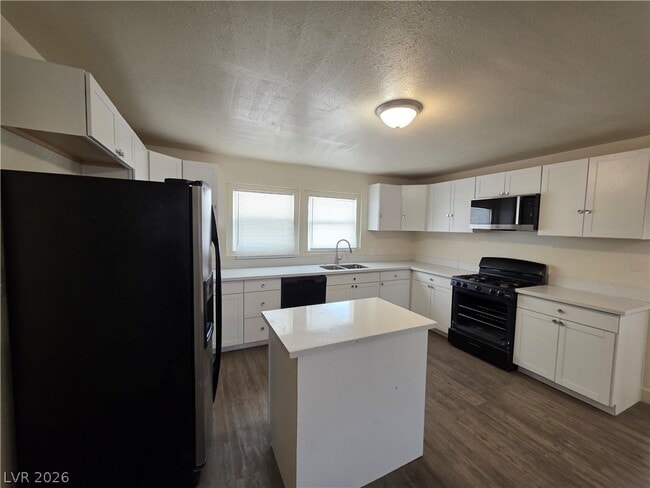 Building Photo - 1590 Mustang Dr