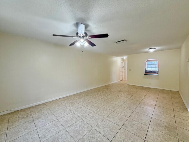 Building Photo - 5811 NE 14th Rd