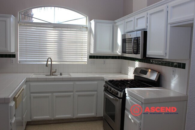 Building Photo - Poolside Living in Rosedale – Spacious 3 Bed / 2 Bath Home!