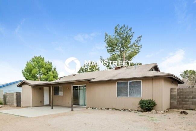 Building Photo - 2 Bedroom Pet-Friendly Home in Tucson, AZ with Main Street Renewal