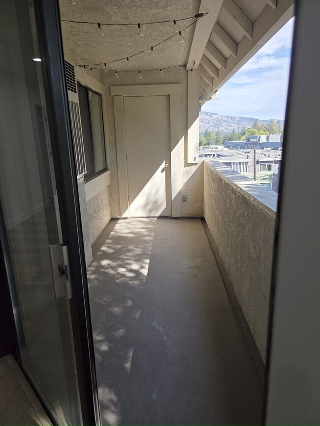 Building Photo - Top floor update 2 bed 2 bath condo in gre...