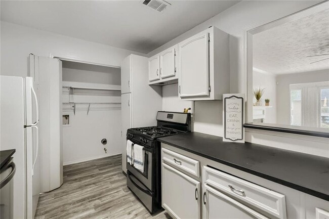 Building Photo - 905 Augusta Dr