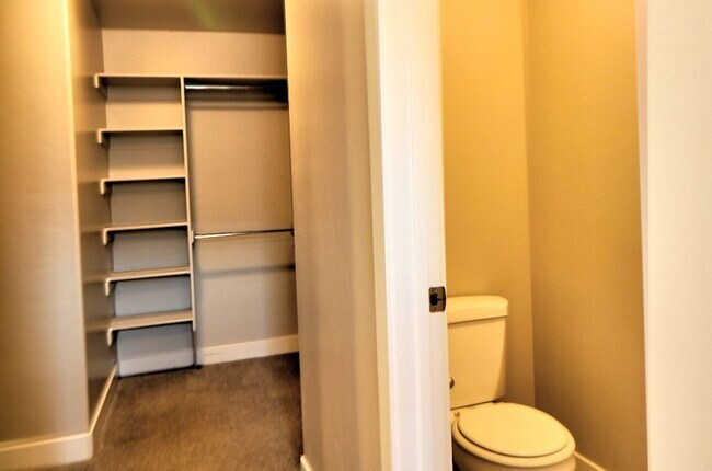 Building Photo - 3 bed 2.5 bath townhome in Salem