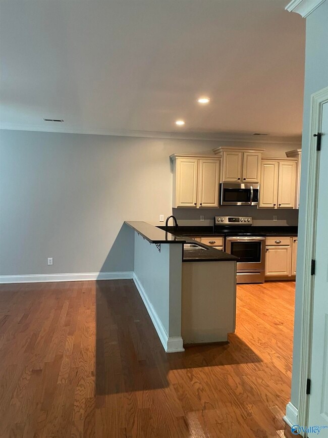 Building Photo - 212 Treetop Dr SE