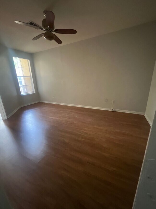 Building Photo - Downtown 2/2 Condo with garden view.