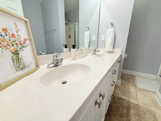 Building Photo - 607 Lake Forest Road