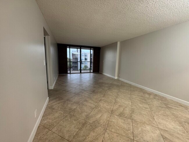 Building Photo - 21 Royal Palm Way