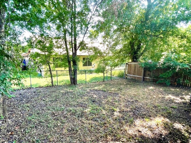 Building Photo - Cute Two Bedroom Duplex in Great Location!