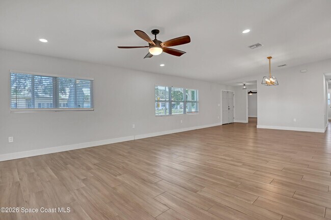 Building Photo - 580 Pine Tree Dr