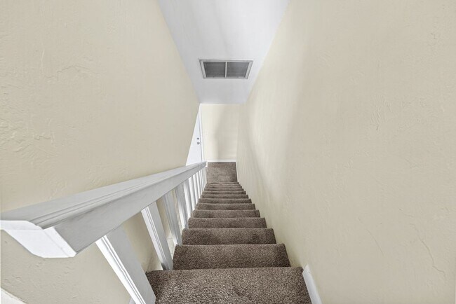 Building Photo - Oceanfront 2 Bedroom Condo with Stunning Views
