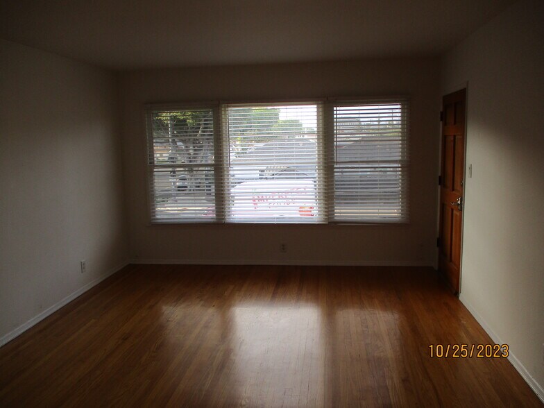 Building Photo - 4400 Overland Ave