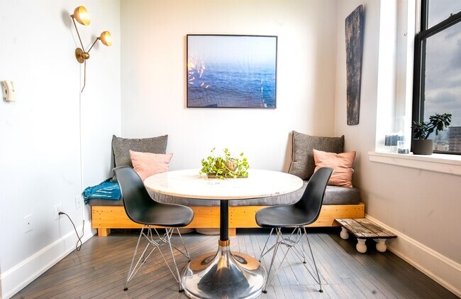 Building Photo - 154 Ogden Ave.