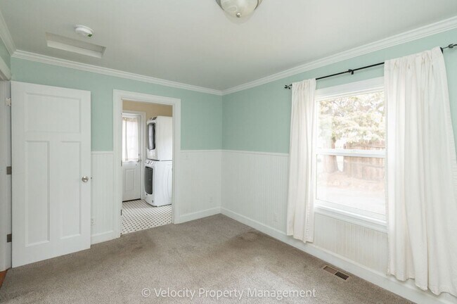 Building Photo - Charming Westside Cottage