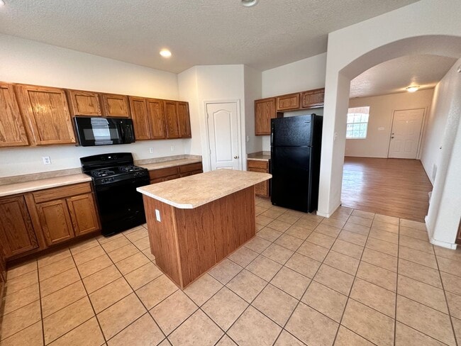 Building Photo - Stunning 2 story 2575 sq ft home- New Carpet