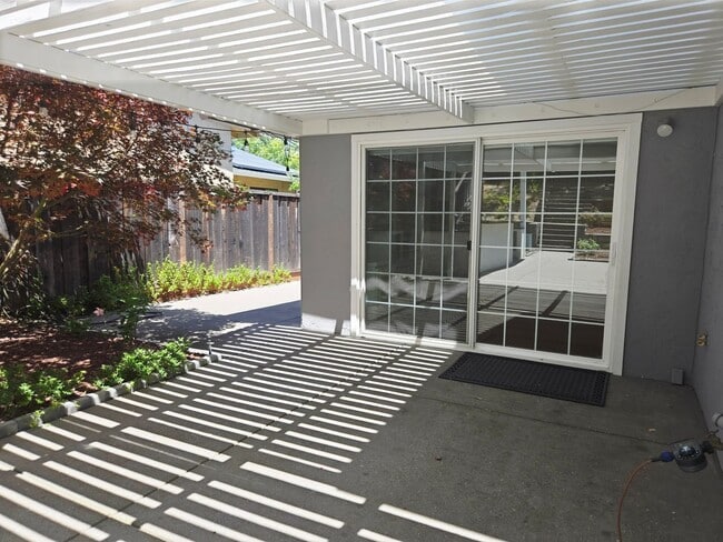 Building Photo - Stunning 4BD + Office Home with Pool in Li...