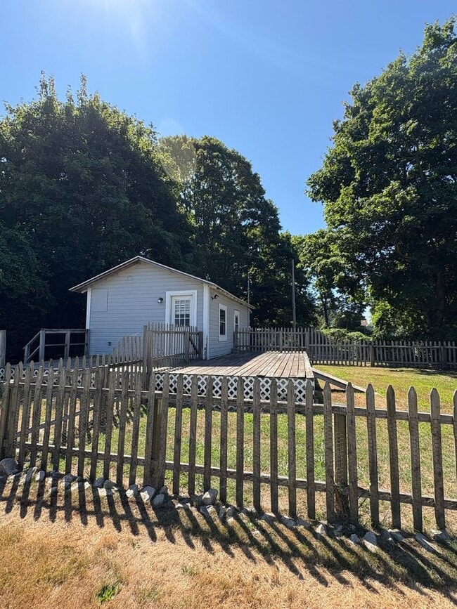 Building Photo - Quiet and Cozy Single Family in Noank Village