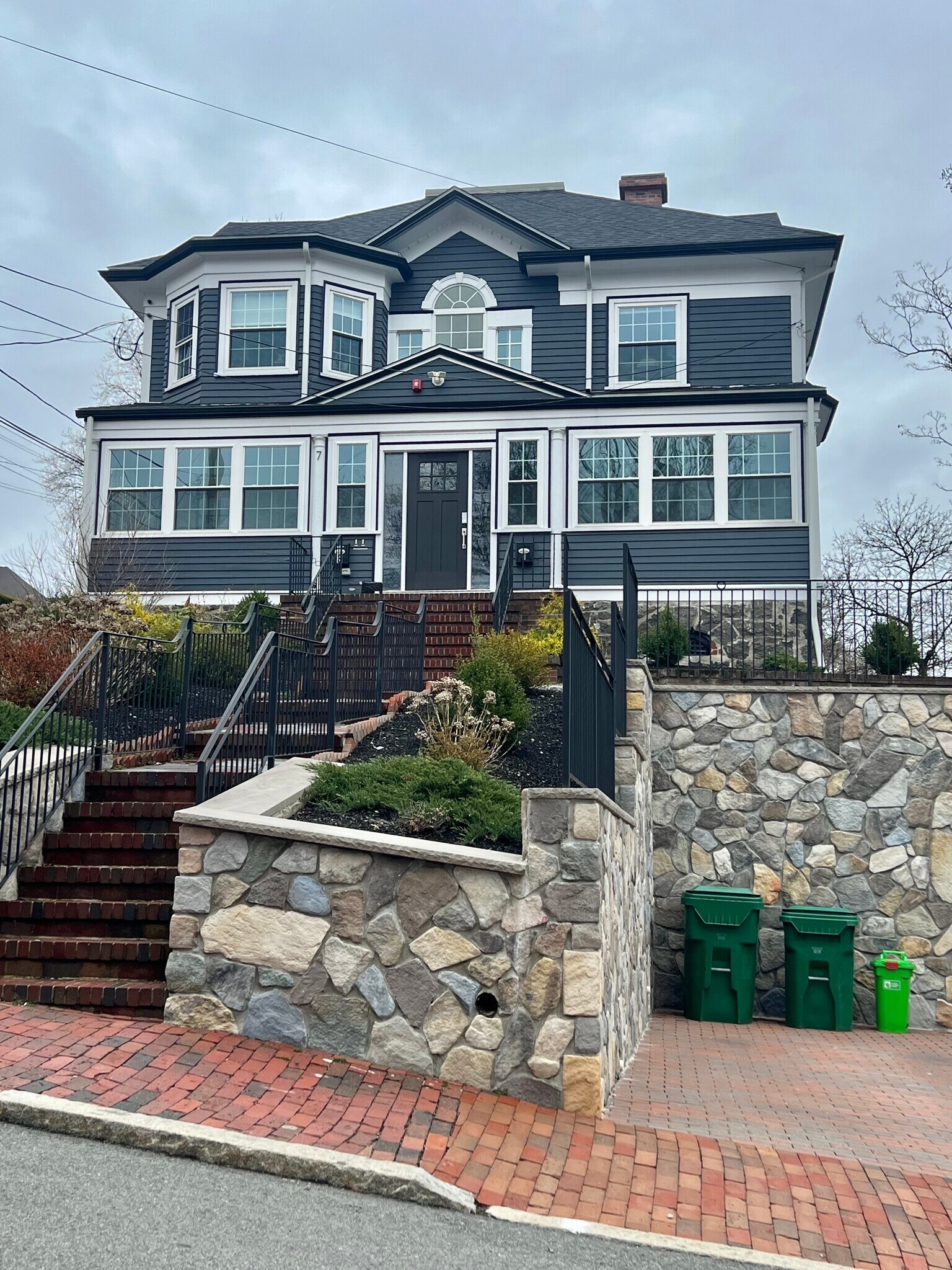 Building Photo - 7 Hillside Ave