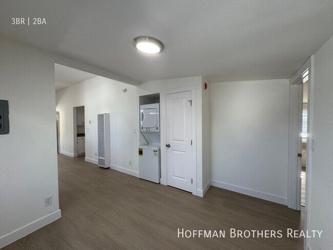 Building Photo - 1137 Irolo St