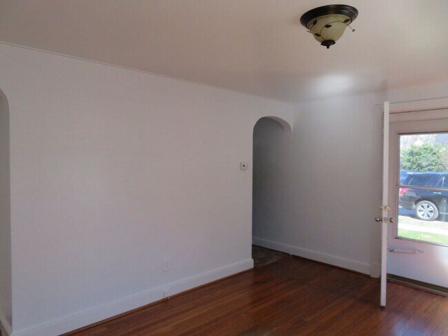 Building Photo - Colonial Heights