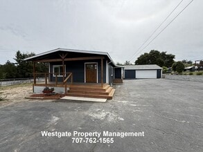 Building Photo - Beautiful Modern 2/2 Country Home - 985 Eastman Lane