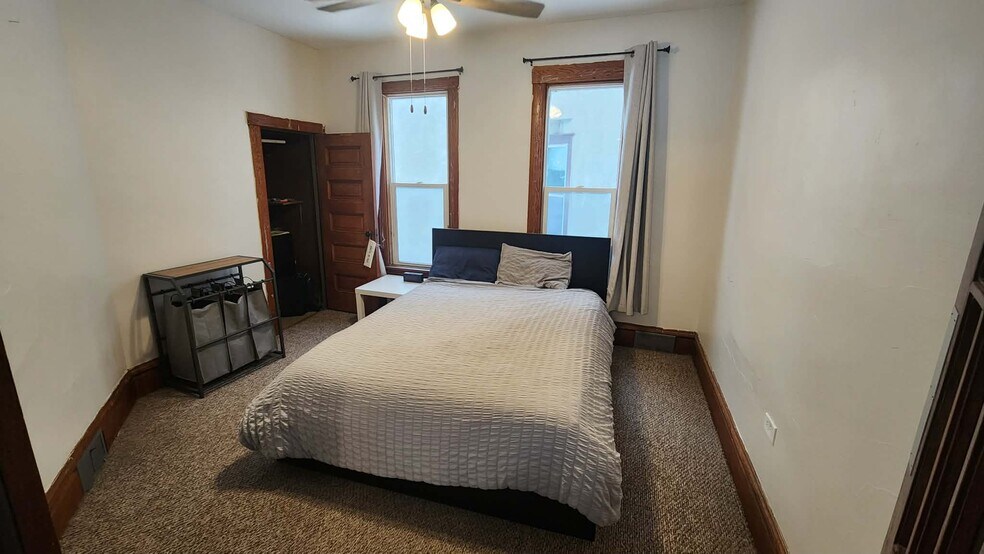 Building Photo - 912 4th St NE