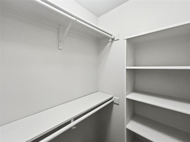 Building Photo - 5700 Glen Meadow Dr