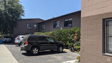 Building Photo - Townhome style apartments in up-and-coming...