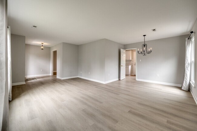 Building Photo - Beautiful 3 bedroom 2 full bath Ranch on a cul-de-sac in Charlotte's Walnut Creek community.