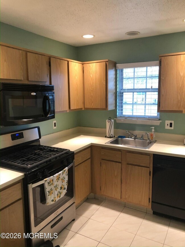 Building Photo - 6 Datchet Close