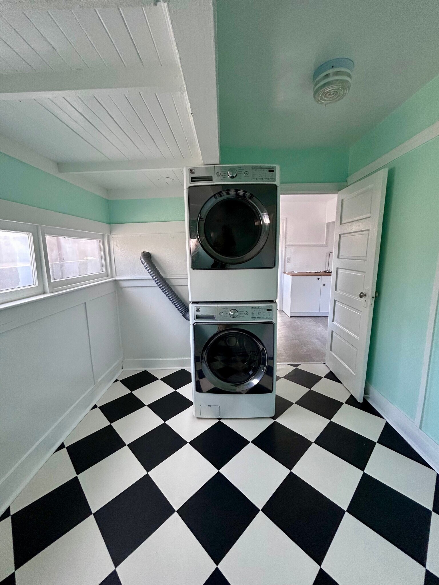 Laundry room - 1613 6th Ave