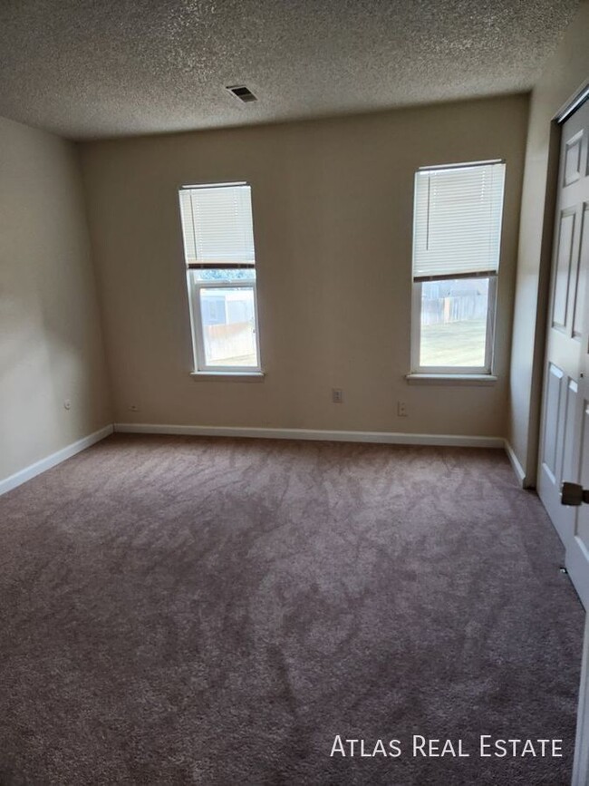 Building Photo - ONE MONTH FREE RENT IF MOVED IN BY 2/20! C...