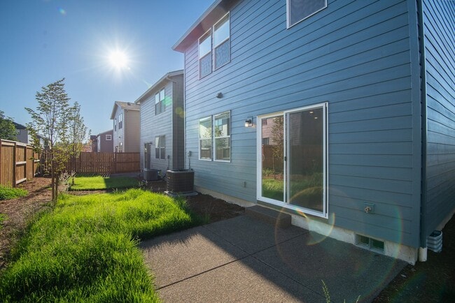 Building Photo - Beautiful newer construction 4 bed, 2.5 ba...