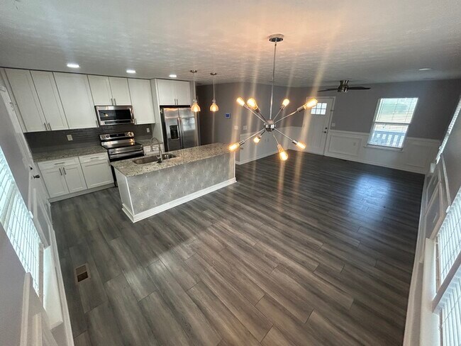 Building Photo - Newly Renovated!